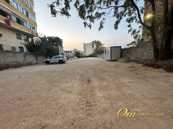 Tirane, jepet me qera toke , 900 m² (RRUGA E DIBRES)