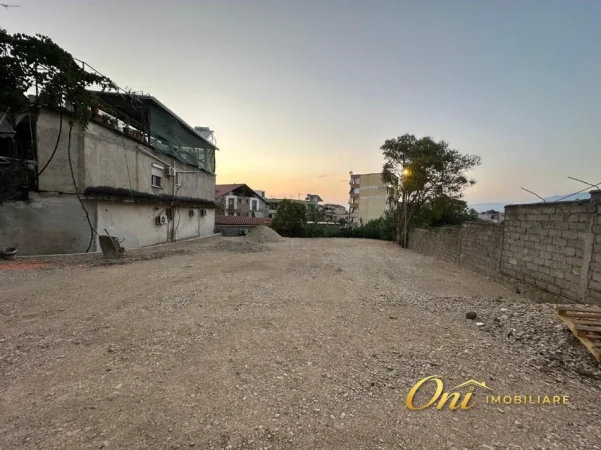 Tirane, jepet me qera toke , 900 m² (RRUGA E DIBRES)
