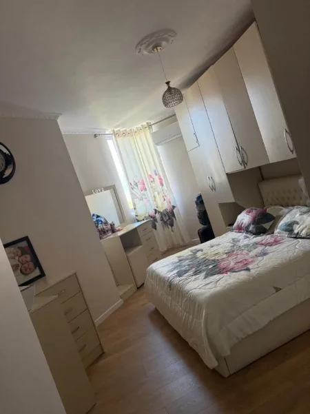 Tirane, jepet me qera apartament 2+1 Kati 5, 80 m² 450 € (YZBERISHT)