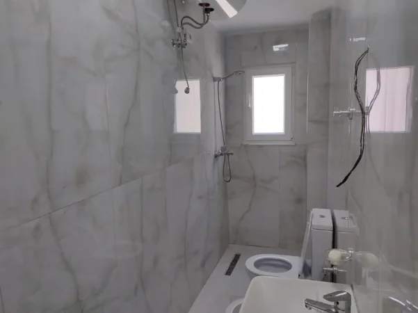 Tirane, jepet me qera apartament 2+1+Ballkon Kati 2, 75 m² 600 € (Rruga Dibres ,prane “Fakultetit te Mjeksise)