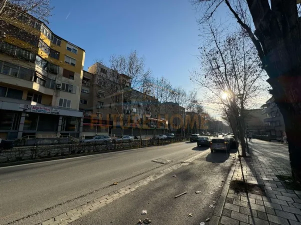 Tirane, jepet me qera dyqan Kati 1, 50 m² 250 € (Medrese)