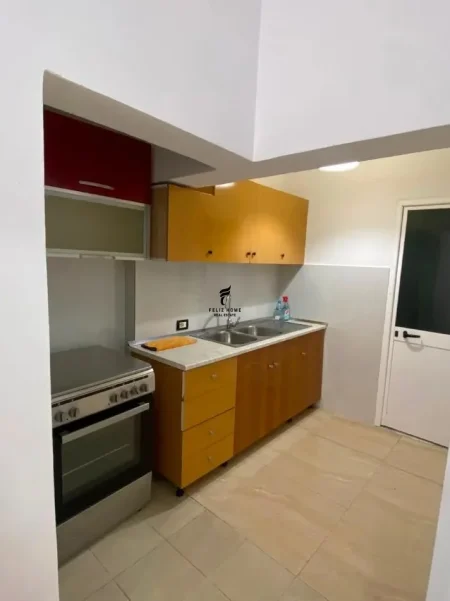 Tirane, jepet me qera apartament 1+1 Kati 1, 50 m² 450 € (VARRI BAMIT)