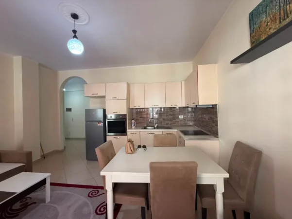 Tirane, jepet me qera apartament 1+1 Kati 3, 70 m² 400 € (Unaza e re)