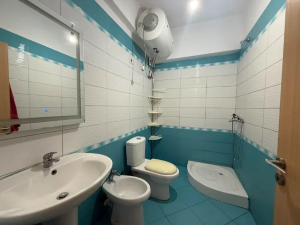 Tirane, jepet me qera apartament 1+1 Kati 3, 70 m² 400 € (Unaza e re)