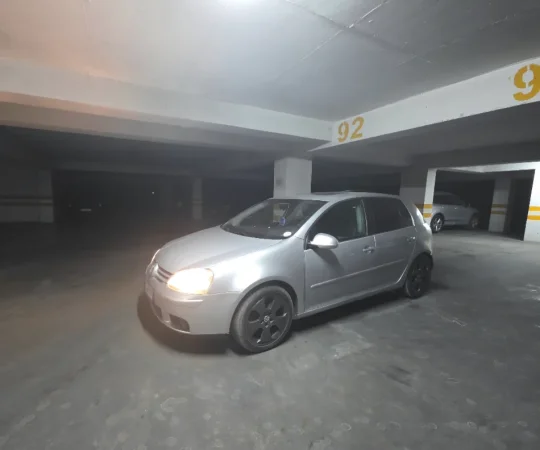 Tirane, shitet makine Volkswagen Golf 5 Nafte, gri metalizato automatik Kondicioner 245.000 km 3.990 €