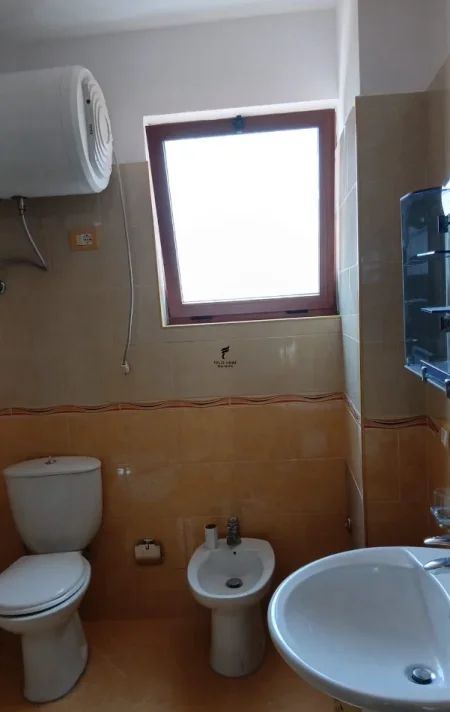 Tirane, jepet me qera apartament 2+1 Kati 1, 90 m² 500 € (LAPRAKA)