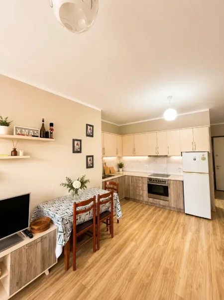 Tirane, jepet me qera apartament 1+1 Kati 5, 69 m² 520 € (LAPRAKE)