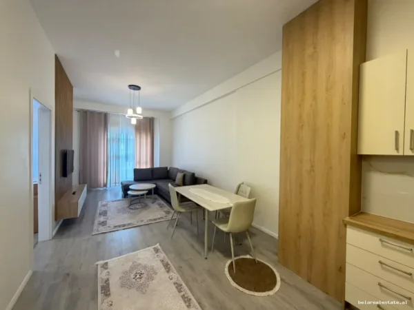 Tirane, jepet me qera apartament 1+1+Ballkon Kati 8, 65 m² 585 € (Laprake)