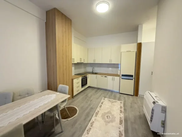 Tirane, jepet me qera apartament 1+1+Ballkon Kati 8, 65 m² 585 € (Laprake)