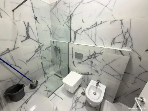 Tirane, jepet me qera apartament 1+1+Ballkon Kati 8, 65 m² 585 € (Laprake)