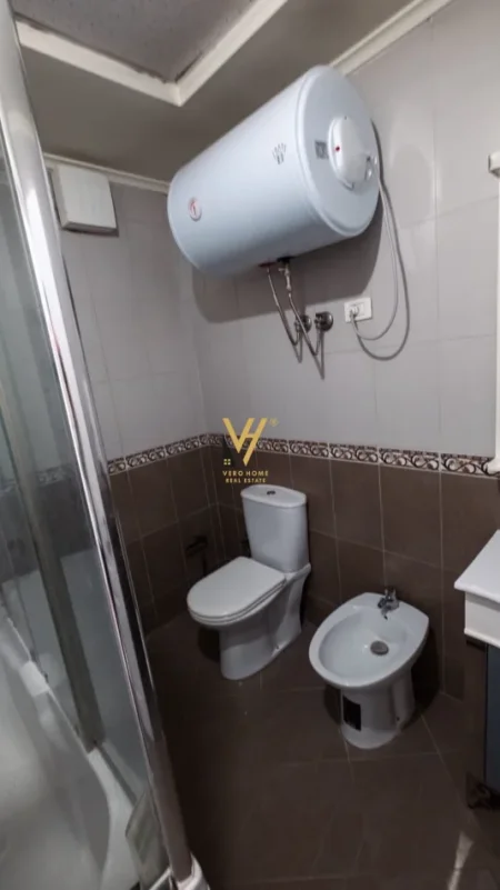 Tirane, jepet me qera apartament 2+1+Ballkon Kati 4, 110 m² 1.000 € (KOMUNA E PARISIT)