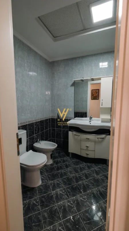 Tirane, jepet me qera apartament 2+1+Ballkon Kati 4, 110 m² 1.000 € (KOMUNA E PARISIT)