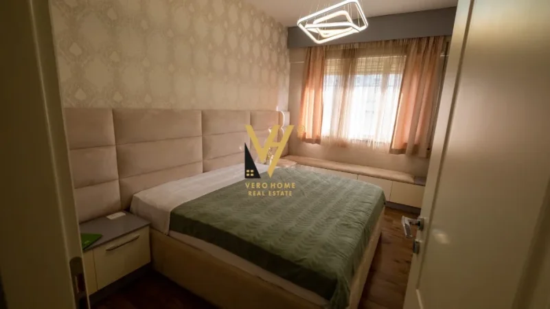 Tirane, jepet me qera apartament 2+1+Ballkon Kati 4, 110 m² 1.000 € (KOMUNA E PARISIT)