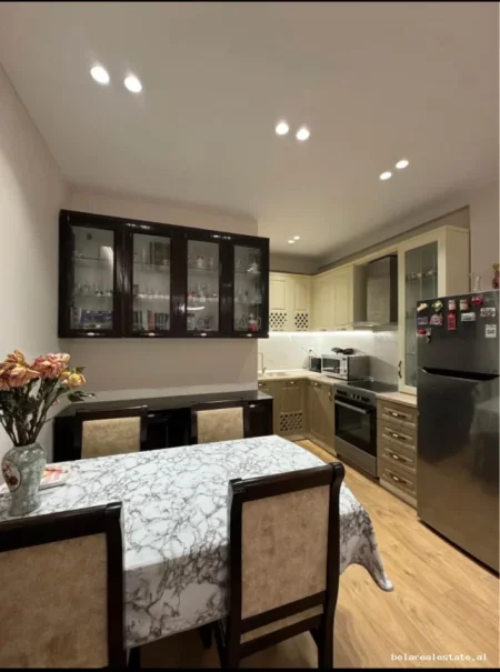 Tirane, jepet me qera apartament 2+1+Ballkon Kati 3, 96 m² 1.200 € (Komuna e Parisit)