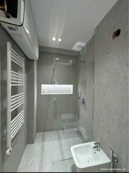 Tirane, jepet me qera apartament 2+1+Ballkon Kati 3, 96 m² 1.200 € (Komuna e Parisit)