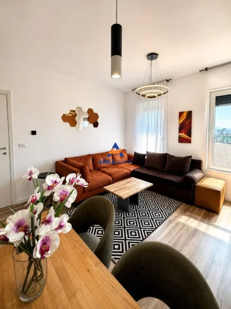 Tirane, jepet me qera apartament 2+1+Ballkon Kati 10, 96 m² 780 € (BULEVARDI RI)