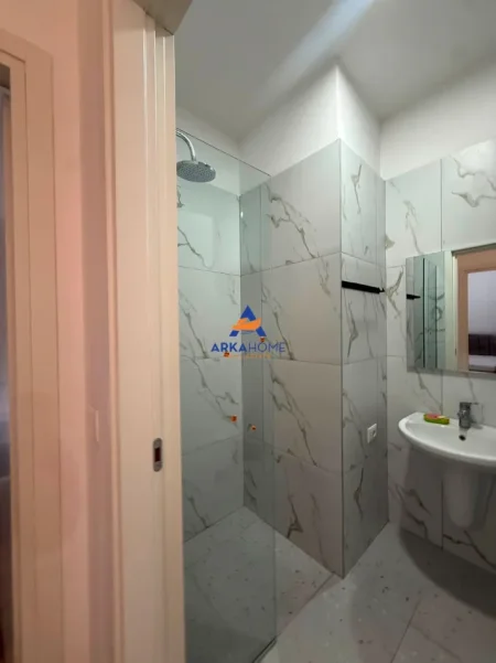 Tirane, jepet me qera apartament 2+1+Ballkon Kati 10, 96 m² 780 € (BULEVARDI RI)