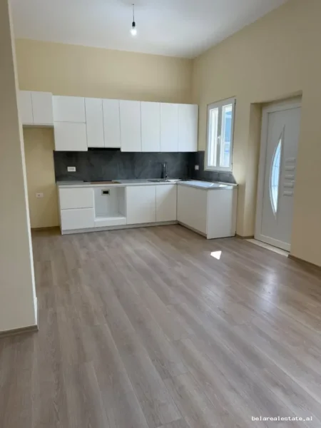 Tirane, jepet me qera Vile Vile 1 Katshe Kati 1, 80 m² 480 € (Babrru)
