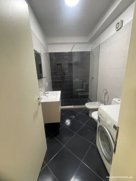Tirane, jepet me qera apartament 1+1+Ballkon Kati 3, 68 m² 640 € (Stacioni i Trenit)