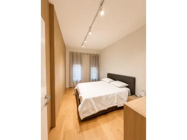 Tirane, jepet me qera apartament 2+1 Kati 2, 105 m² 1.300 € (rruga e kosovareve)