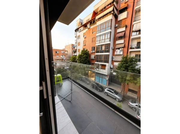 Tirane, jepet me qera apartament 2+1 Kati 2, 105 m² 1.300 € (rruga e kosovareve)