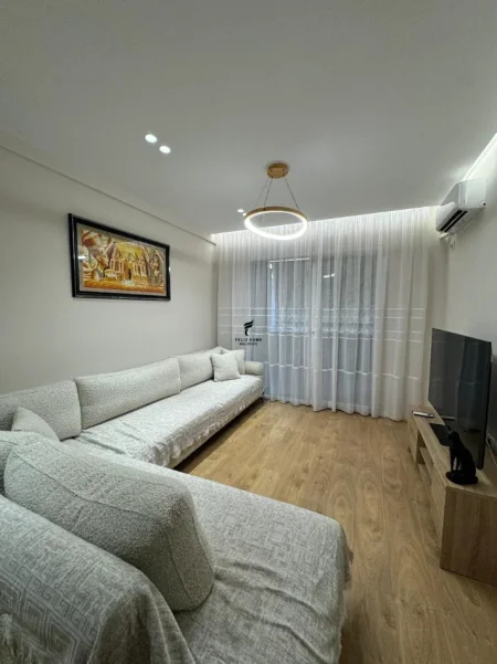 Tirane, jepet me qera apartament 2+1 Kati 3, 100 m² 1.200 € (KOMUNA E PARISIT)