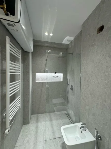 Tirane, jepet me qera apartament 2+1 Kati 3, 100 m² 1.200 € (KOMUNA E PARISIT)