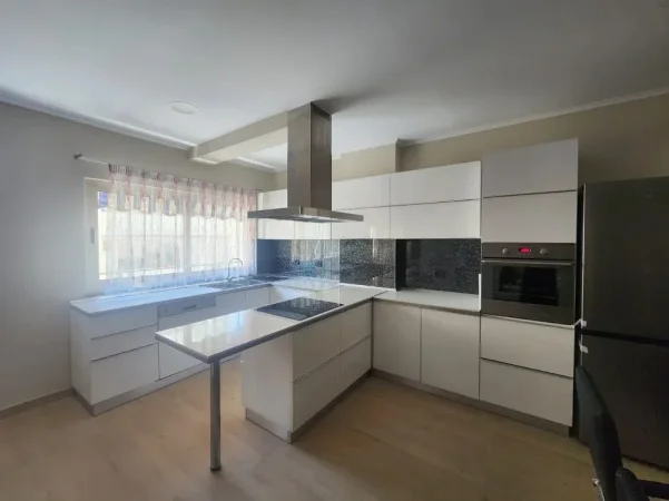 Tirane, jepet me qera apartament 2+1 , 110 m² 800 € 