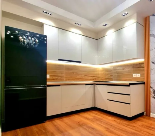 Tirane, jepet me qera apartament 1+1 Kati 4, 56 m² 680 € (Liqeni i Thate , Bar Kafe Queen perballe Hotel Radison)
