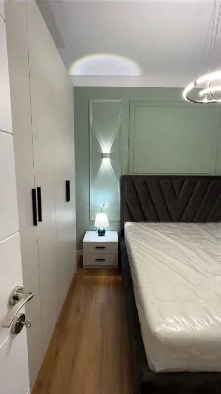Tirane, jepet me qera apartament 1+1 Kati 4, 56 m² 680 € (Liqeni i Thate , Bar Kafe Queen perballe Hotel Radison)