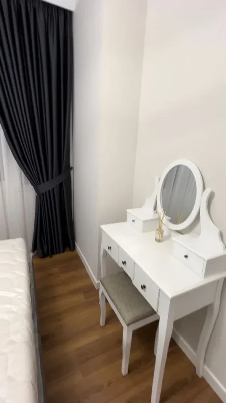 Tirane, jepet me qera apartament 1+1 Kati 4, 56 m² 680 € (Liqeni i Thate , Bar Kafe Queen perballe Hotel Radison)