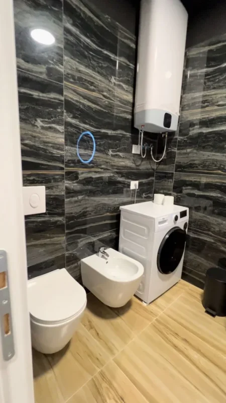 Tirane, jepet me qera apartament 1+1 Kati 4, 56 m² 680 € (Liqeni i Thate , Bar Kafe Queen perballe Hotel Radison)