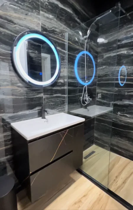 Tirane, jepet me qera apartament 1+1 Kati 4, 56 m² 680 € (Liqeni i Thate , Bar Kafe Queen perballe Hotel Radison)