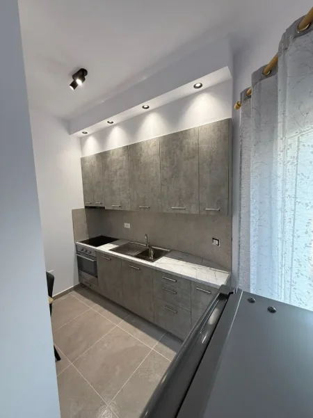 Tirane, jap me qera apartament 1+1+Ballkon Kati 0, 54 m² 520 € (60 m ne vije ajrore larg UNI Marin Barleti Selite)