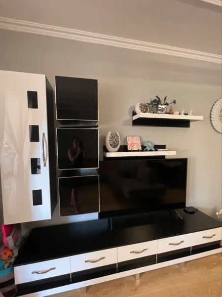 Tirane, shes mobilje Minibar 500 €
