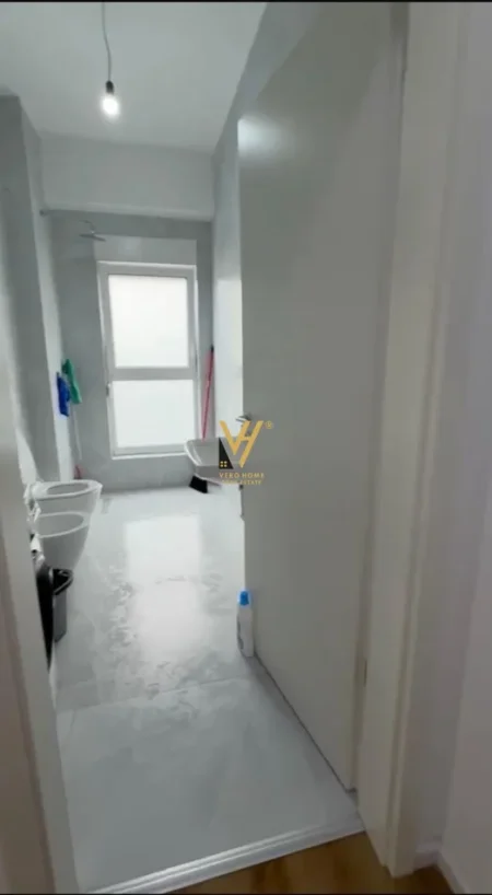 Tirane, jepet me qera apartament 1+1+Ballkon Kati 4, 63 m² 420 € (ALI DEMI)