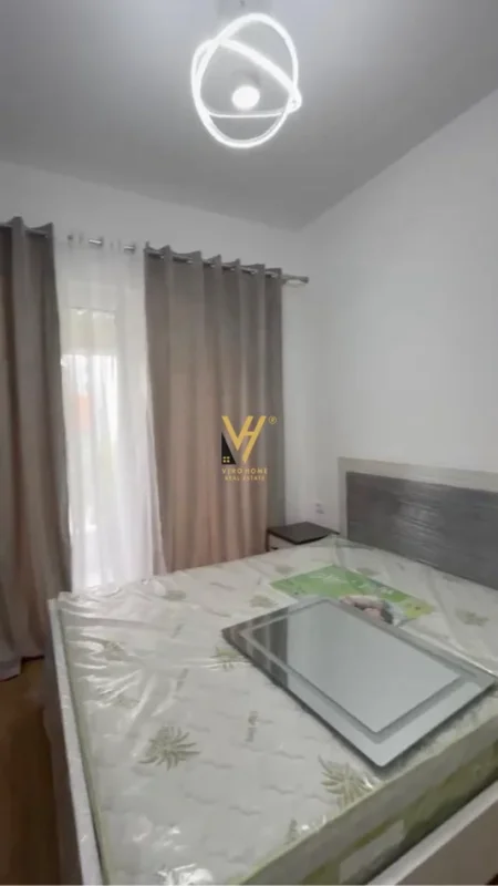 Tirane, jepet me qera apartament 1+1+Ballkon Kati 4, 63 m² 420 € (ALI DEMI)