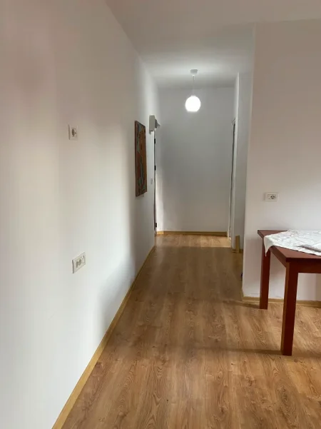 Tirane, jepet me qera ambient per zyra ose banim, 1+1 Kati 2, 55 m² 65 000 Lek, Blulevardi Zogu i Pare/ Mbrapa UFO, Ish Cadra e Cirkut)