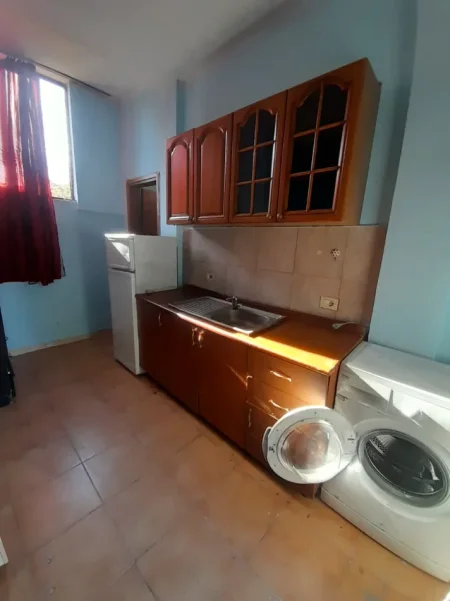 Tirane, jepet me qera garsonier 1+1 Kati 1, 25 m² 250 € (Stefe curani)