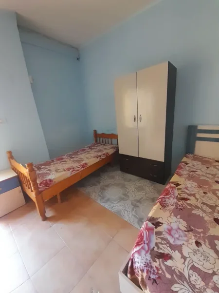 Tirane, jepet me qera garsonier 1+1 Kati 1, 25 m² 250 € (Stefe curani)