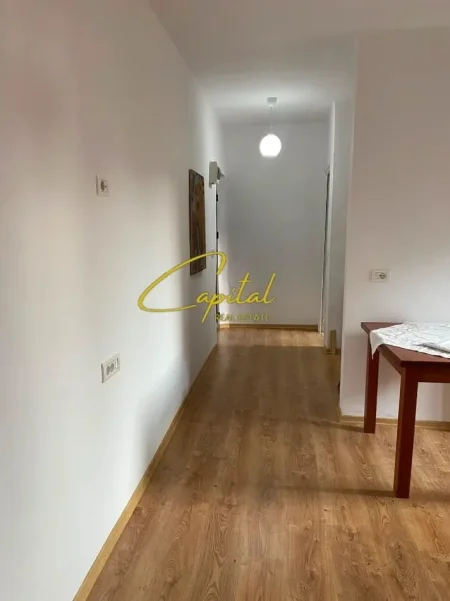 Tirane, jepet me qera apartament 1+1 Kati 2, 55 m² 650 € (QENDER)
