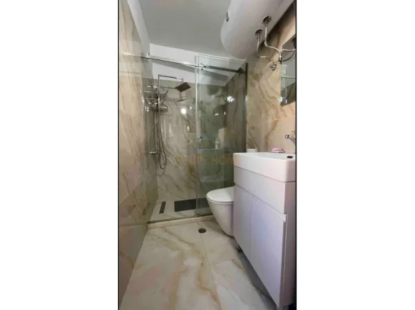 Tirane, jepet me qera apartament 1+1 Kati 3, 70 m² 600 € (Garda,Liqeni)