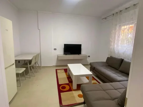 Tirane, jepet me qera apartament 1+1+Aneks+Ballkon Kati 1, 45 m² 450 € (kinostudio , porcelan)