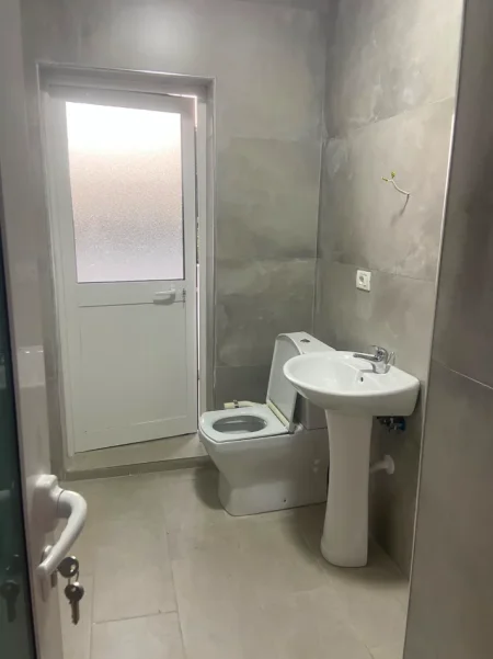 Tirane, jepet me qera ambient per zyra ose banim, 1+1 Kati 2, 55 m² 65 000 Lek, Blulevardi Zogu i Pare/ Mbrapa UFO, Ish Cadra e Cirkut)