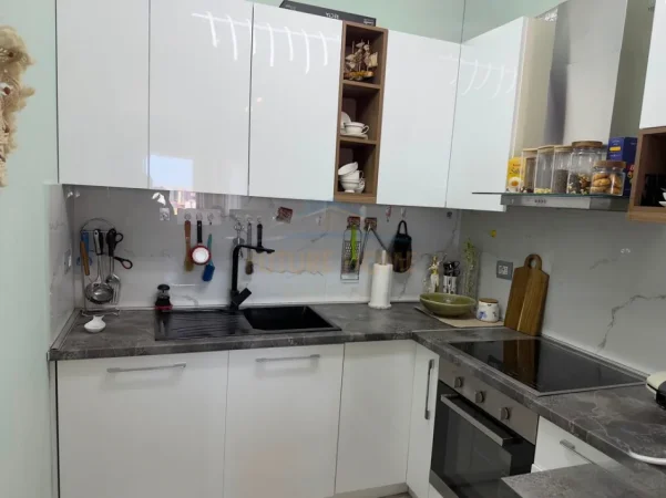 Tirane, jepet me qera apartament 2+1 , 96 m² 650 € (Yzberisht)