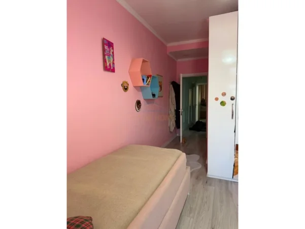 Tirane, jepet me qera apartament 2+1 , 96 m² 650 € (Yzberisht)