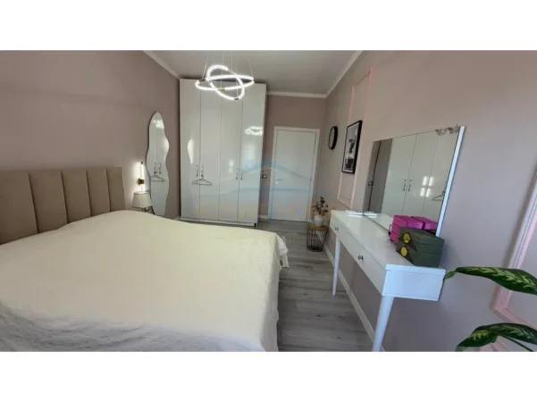 Tirane, jepet me qera apartament 2+1 , 96 m² 650 € (Yzberisht)