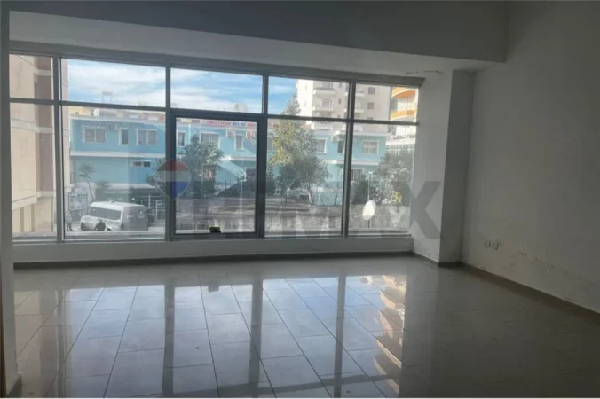 Vlore, shitet ambjent biznesi Kati 2, 33 m² 43.160 € (Rruga Saduk Zotaj, Blv Isamil Qemali, Vlore)