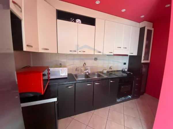 Tirane, jepet me qera apartament 2+1+Ballkon Kati 5, 79 m² 450 € (Fresku)