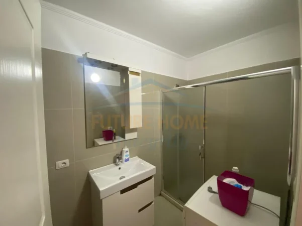 Tirane, jepet me qera apartament 2+1+Ballkon Kati 5, 79 m² 450 € (Fresku)